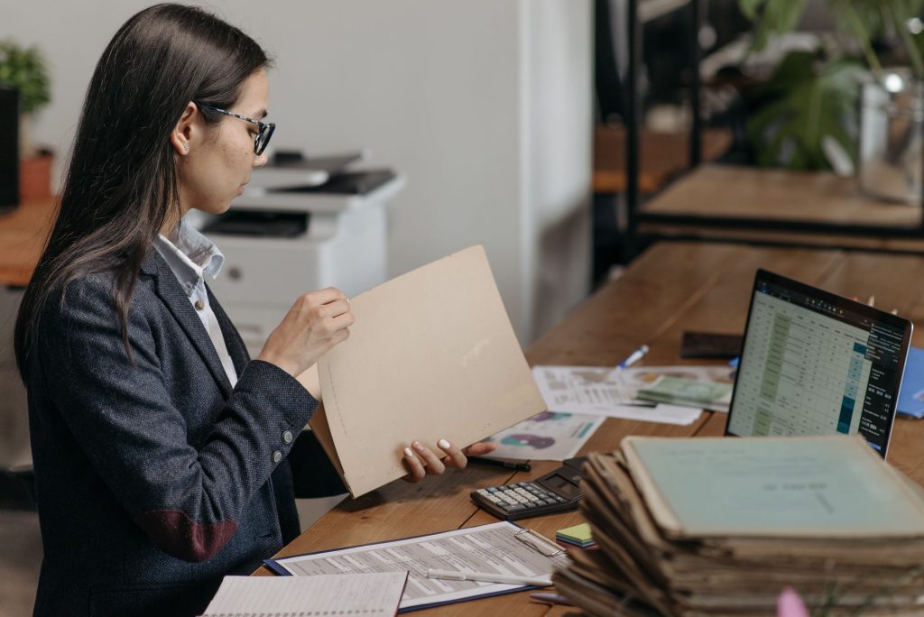 Sales representative using aligned marketing enablement content for prospect meetings