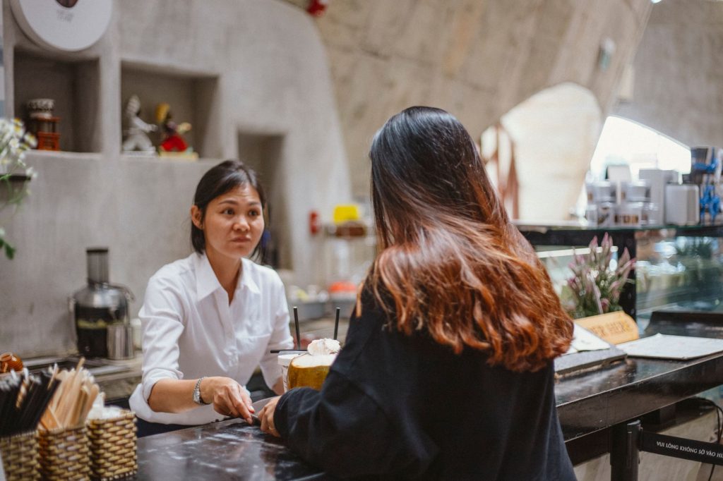 Four-step daily routine for restaurant community engagement and guest care